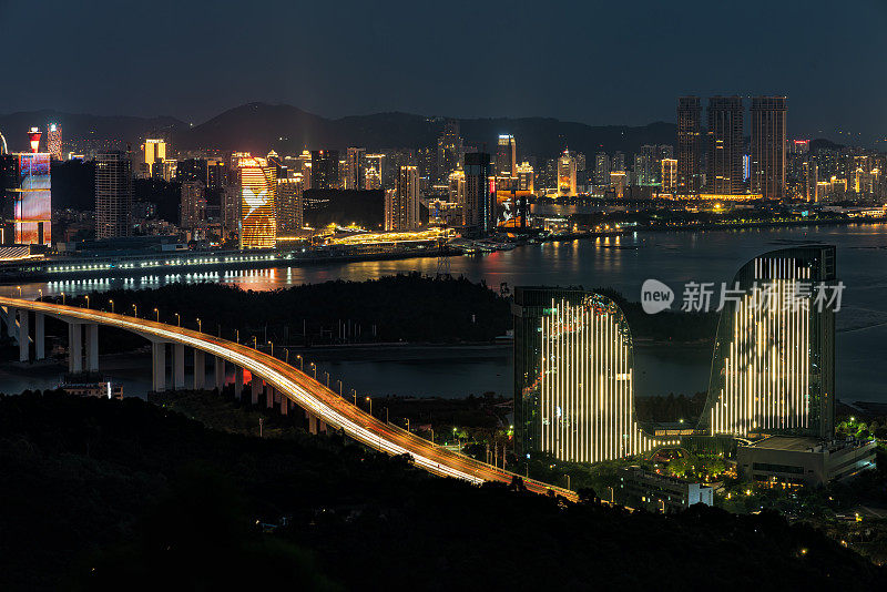 城市跨海大桥夜景