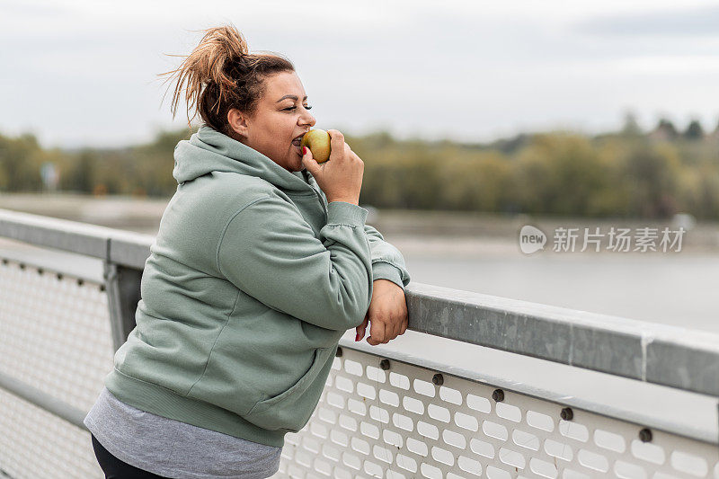 超重妇女在有氧训练后吃苹果