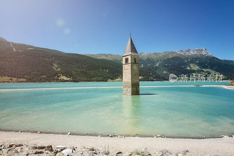 意大利Reschen湖水库的教堂塔