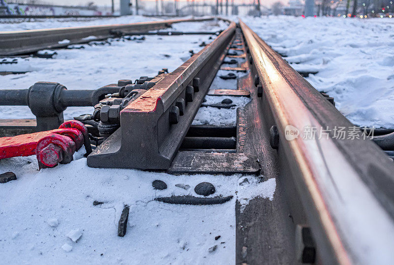 西伯利亚大铁路上的铁路转换。结切换。特写镜头。冬天的夜晚。《暮光之城》