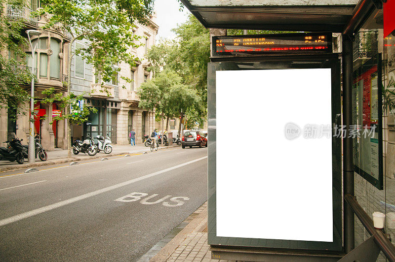 有空白广告海报的公共汽车站