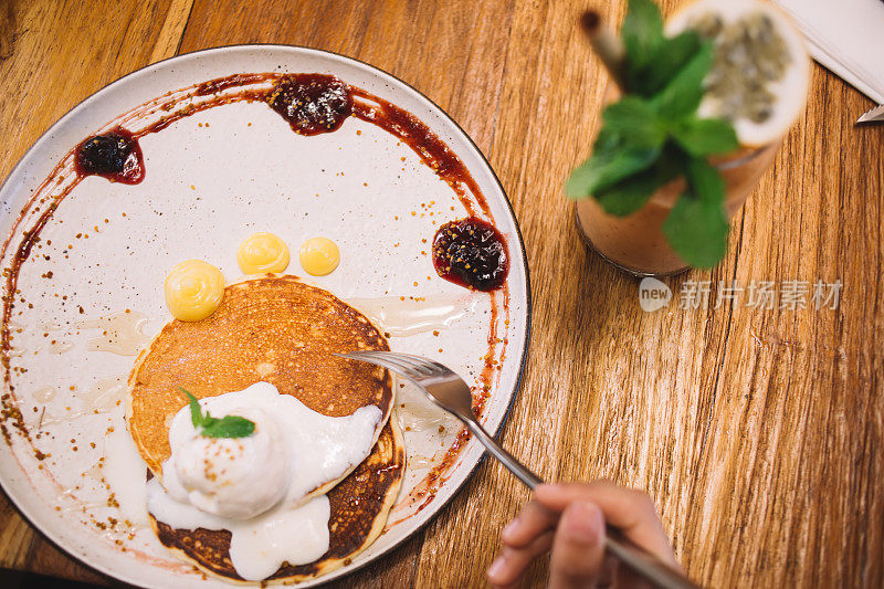 裁剪图像的美味准备煎饼在白色的飞机与早上的甜点开胃酒，头顶平坦的美味早午餐从新鲜的素食有机食材在木桌上