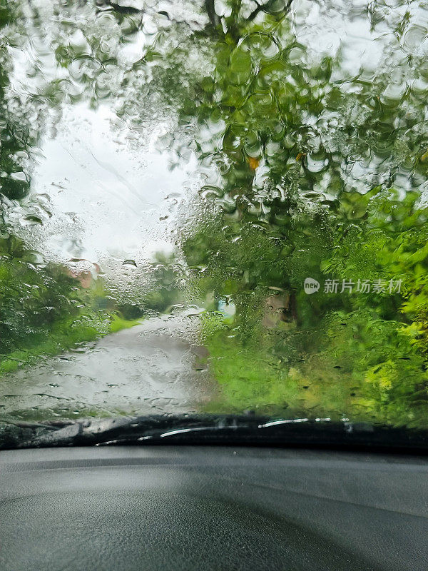 窗外有雨