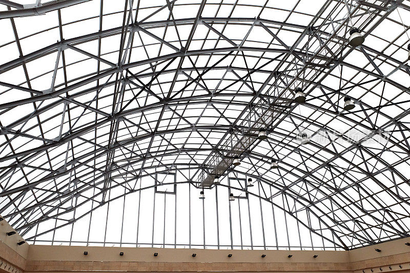 支撑玻璃透明屋顶的金属结构