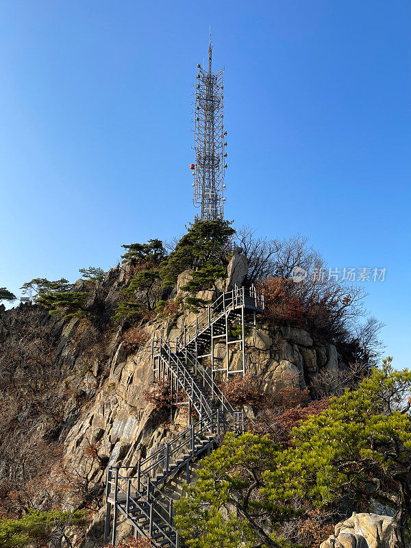 山顶上的通讯塔