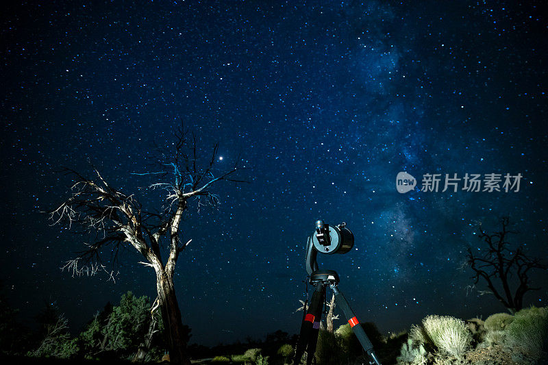 望远镜在莫哈韦沙漠寻找星星的镜头