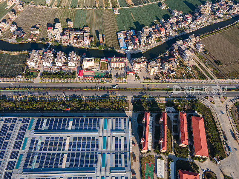 工业区厂房楼顶绿色新能源太阳能光伏发电及道路鸟瞰图