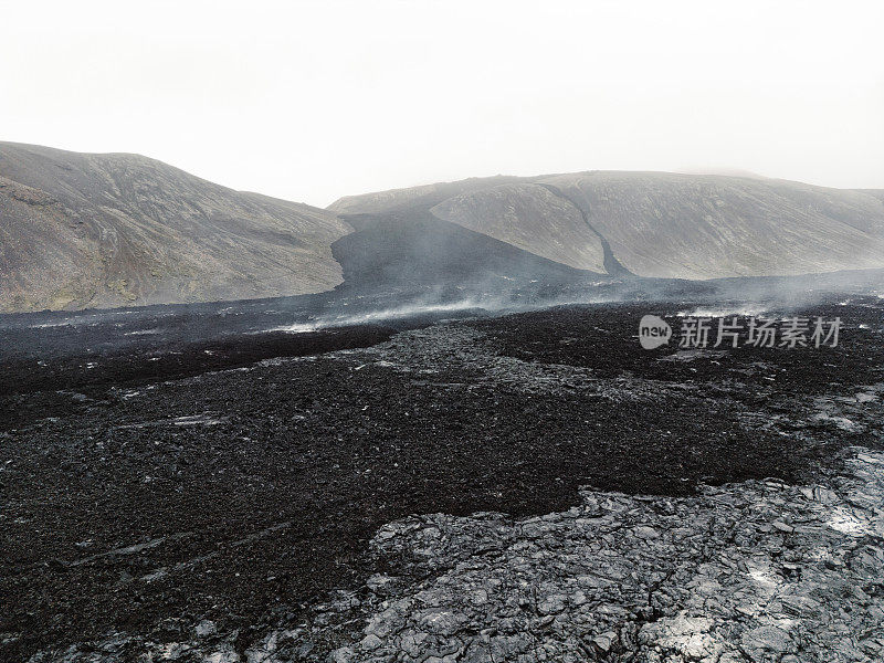 冰岛Meradalir火山喷发的火山灰灰色冷却熔岩的鸟瞰图