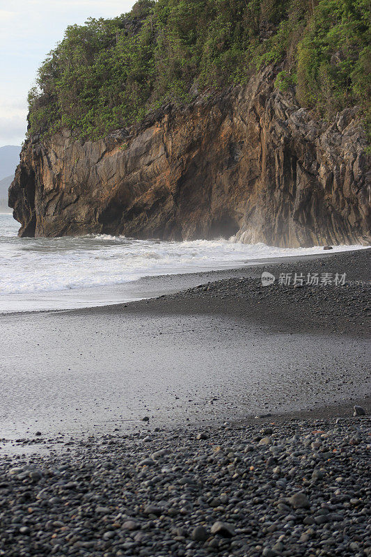 白色的海浪和黑色的沙滩