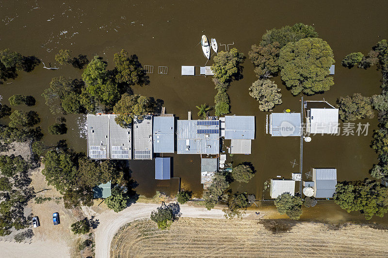 俯瞰被淹没的房屋和度假小屋被浑浊的棕色洪水包围的默里河，南澳大利亚