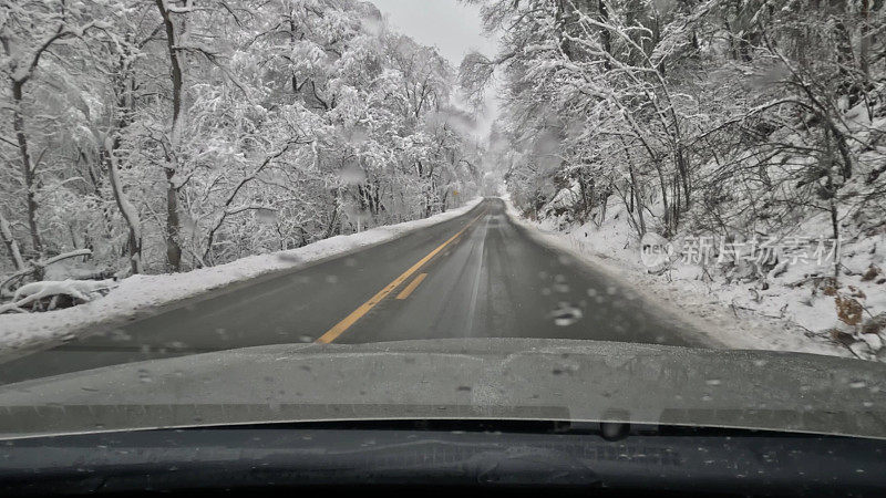 在冰天雪地的路上开车