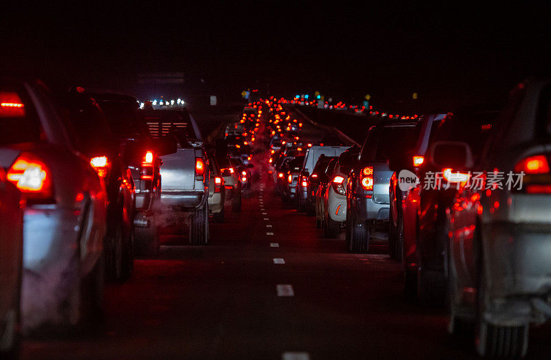 夜间高速公路交通拥堵的景象
