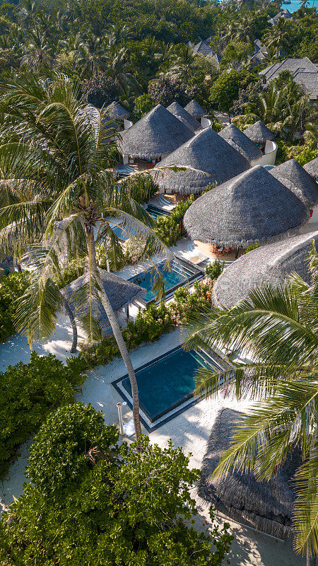 马尔代夫酒店海滩别墅与游泳池热带岛屿度假村无人机