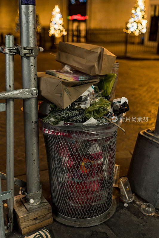 纽约的一个装满垃圾的垃圾桶。