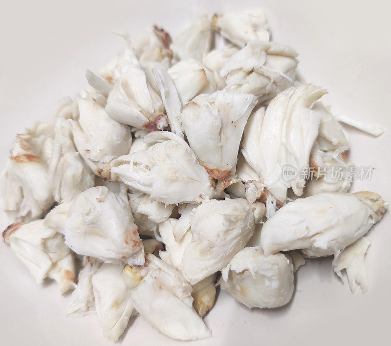 蒸新鲜石蟹肉孤立在白色的背景，食物的顶部，螯合的螃蟹，准备生壳动物在自制的美食餐厅