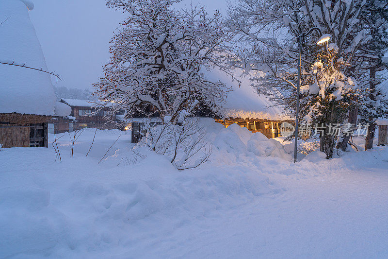 白川乡的夜晚，在日本的冬天，厚厚的积雪