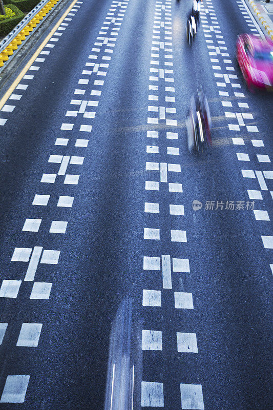 速度捕捉模糊的汽车在运动上的多车道街道与交通在曼谷