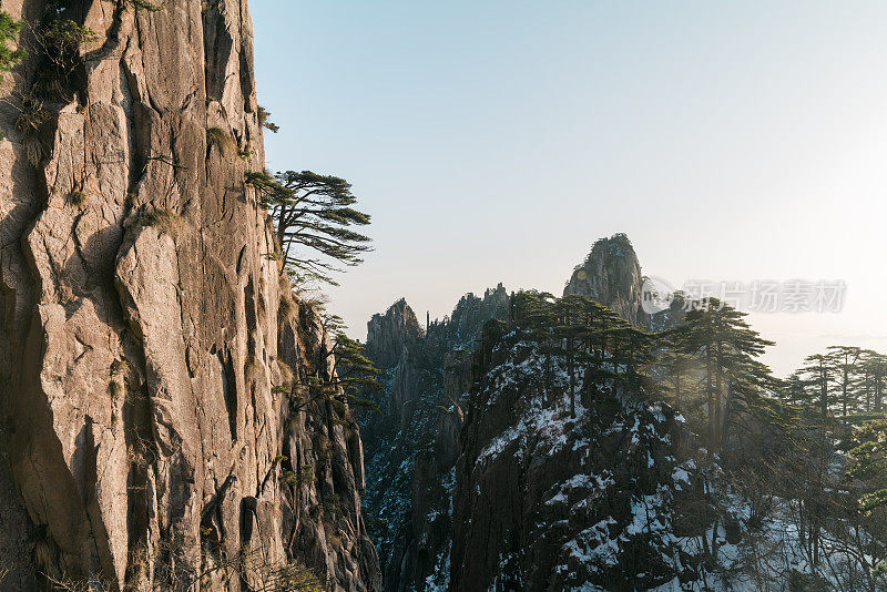 日出时分的黄山奇景