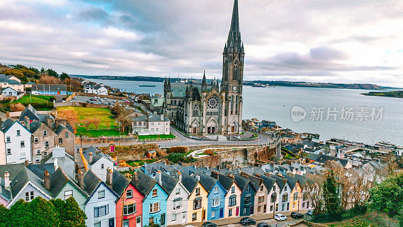 爱尔兰科布的大教堂和彩色房屋鸟瞰图，科布的彩色房屋和圣科尔曼大教堂，科布的房屋和大教堂，五彩缤纷的小镇
