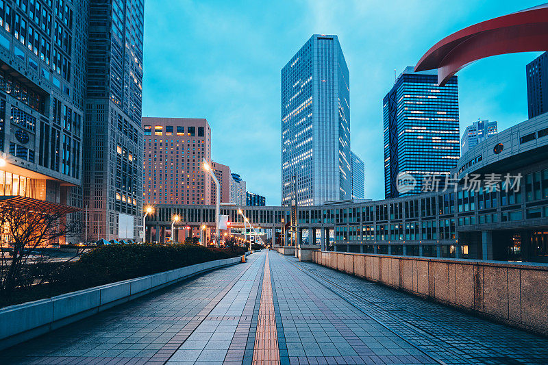 东京新宿夜间的商业区