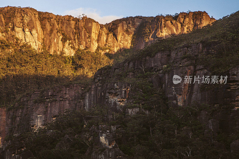 悬崖峭壁，山川峡谷在金光下