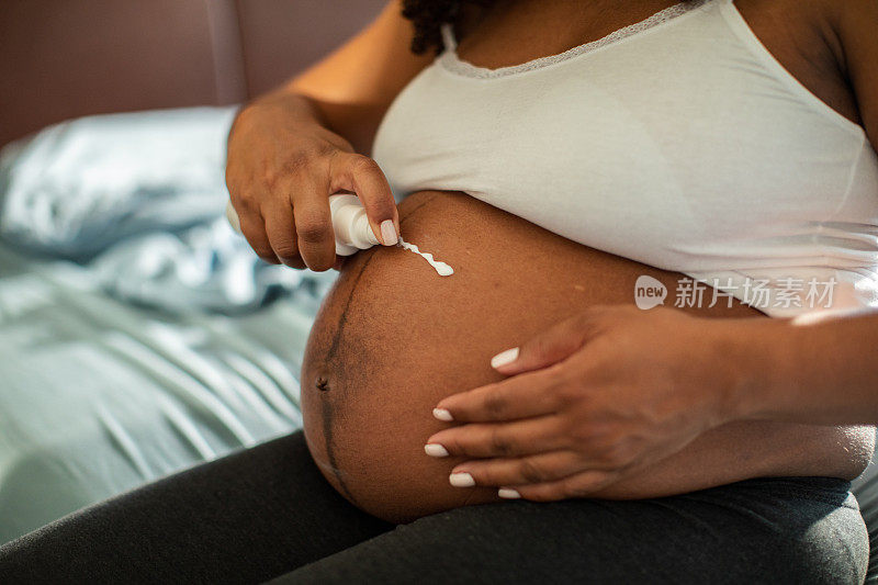 孕妇在肚子上涂奶油