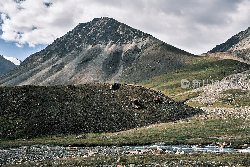 夏季的河谷山