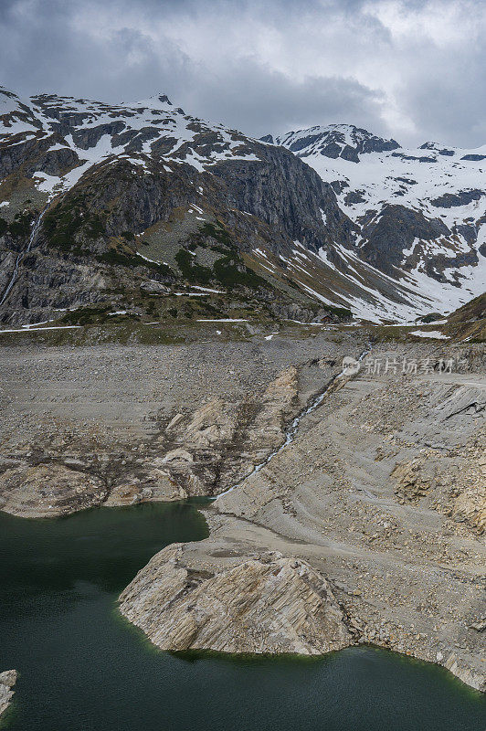 Koelnbreinspeicher水库湖在马耳他克恩顿州的Kölnbrein大坝在一个阴天的春日奥地利