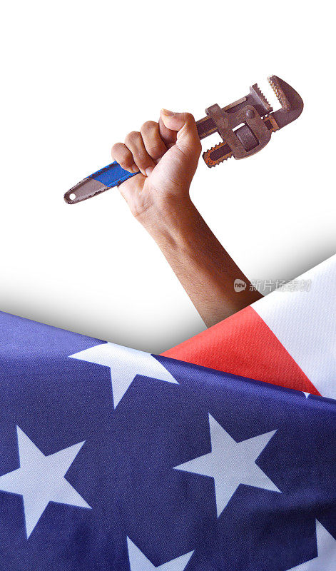 明亮的垂直图片与一个自信的弦年轻工人水管工的手握扳手或扳手工作工具适用于美国劳动节海报包裹或折叠的美国国旗在白底