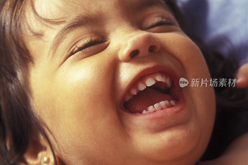 一个笑着的女婴的肖像