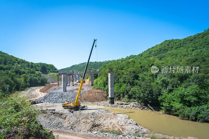 乔治亚河上新建的桥梁正在建设中