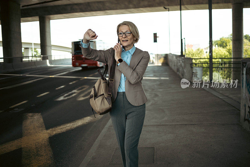 一位年长的女商人骑着摩托车穿过城市，等待公交车