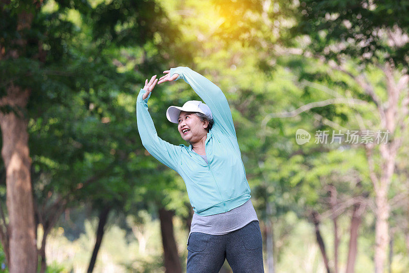 户外运动后在跑鞋上系鞋带，快乐、活跃、美丽的老年女性运动，有氧训练新项目。今天就开始你的健身之旅。