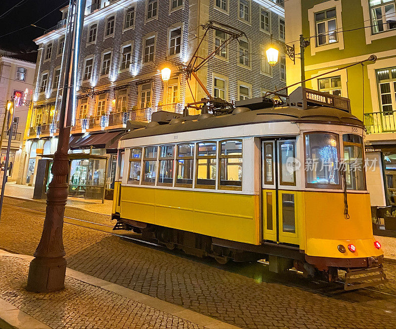 葡萄牙里斯本圣诞夜的电动汽车