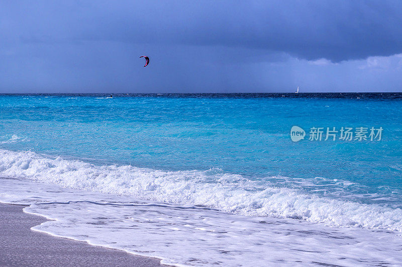 绿松石般的海地平线上有戏剧性的云和波浪