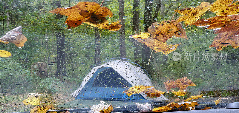 宾夕法尼亚州秋雨中的帐篷营地