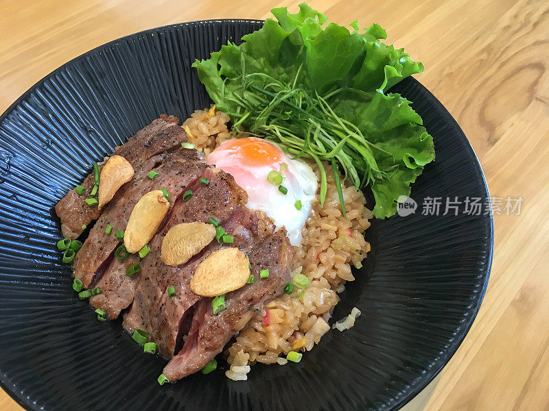 美味的牛丼(日本牛肉饭碗)与鸡蛋