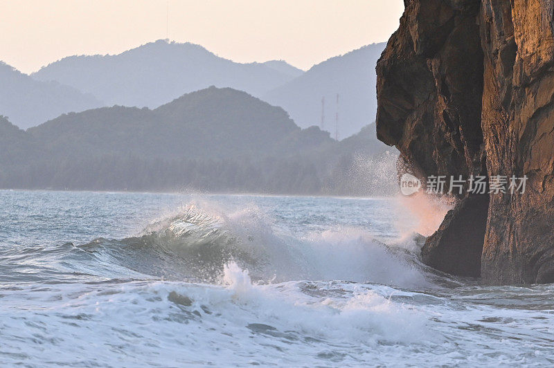 在飓风季节，海浪冲击着岩石