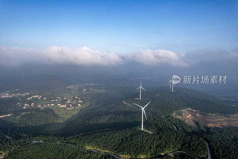 风力涡轮机被安装在森林覆盖的山脉上