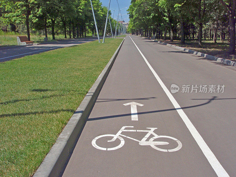 城市公园内有标记的自行车道。