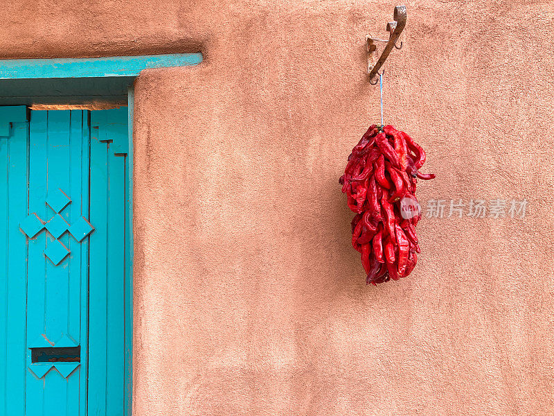 圣达菲，新墨西哥州:红辣椒，土坯墙，绿松石门