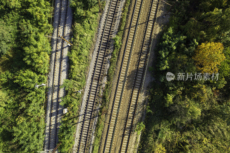 乡村风景中有很多铁轨