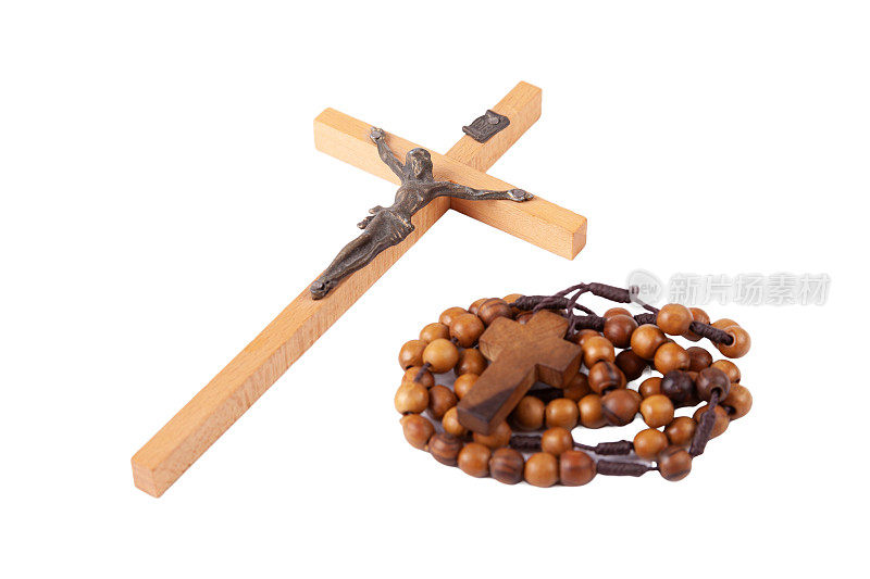 小木制基督教十字架和念珠，一组两个对象孤立在白色背景，切割。传统天主教的宗教符号，祈祷设备的概念，没有人，没有人，特写
