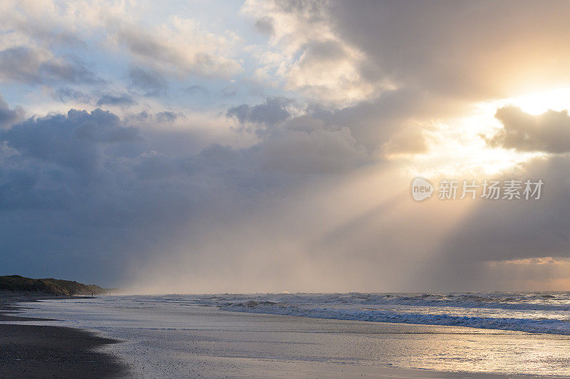 瓦登海区特塞尔岛海滩上的海浪