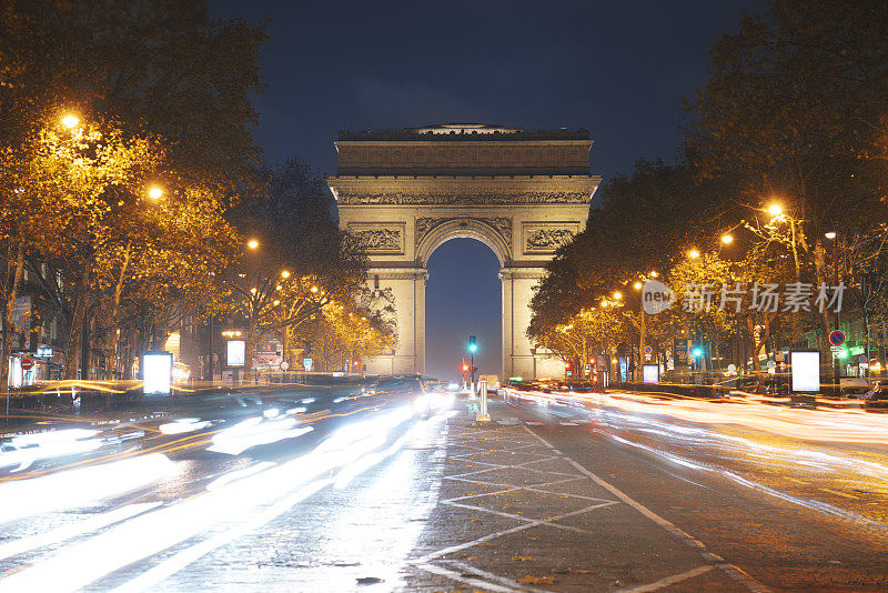 12月的夜晚，法国巴黎凯旋门