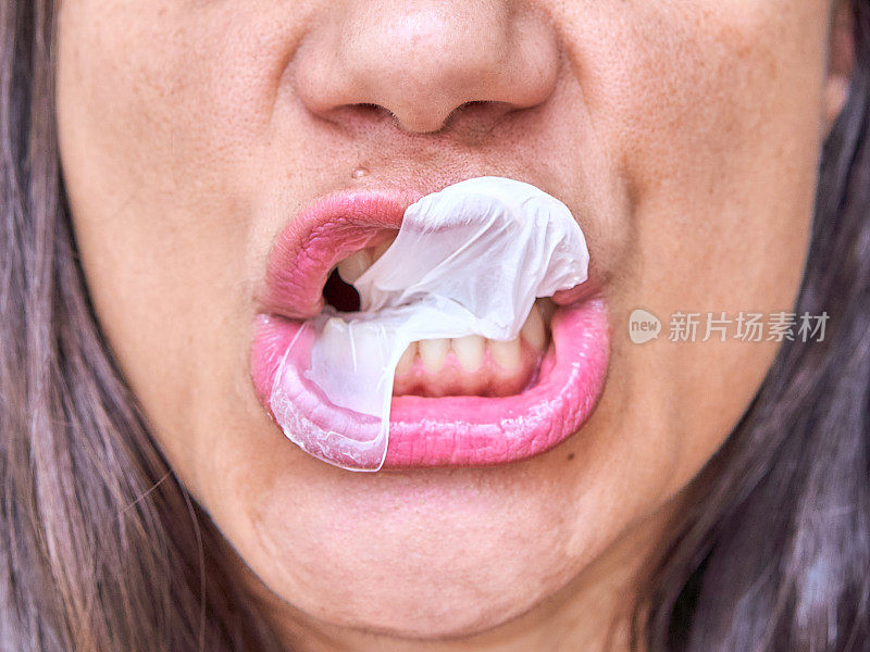 口香糖气球爆炸后，一名女子露出牙齿