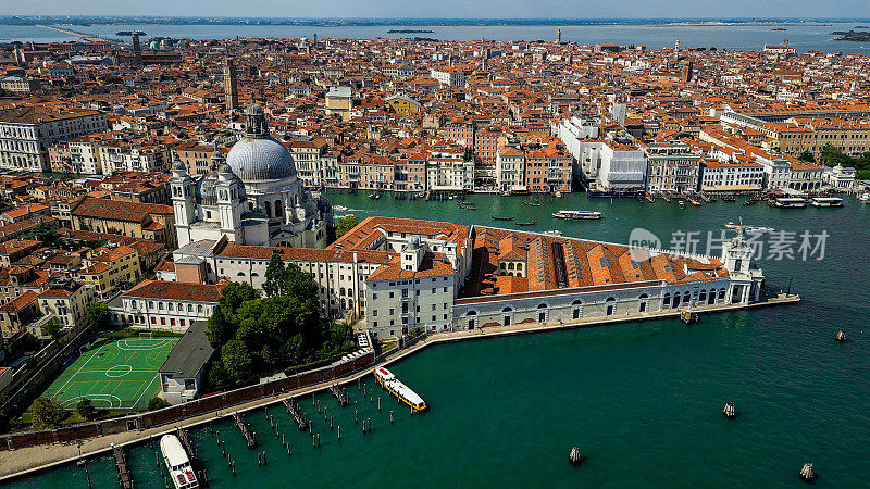 意大利威尼斯鸟瞰图，威尼斯建筑和运河的无人机拍摄，圣玛丽亚德拉致敬的鸟瞰图，圣马可广场与大教堂和钟楼的无人机场景