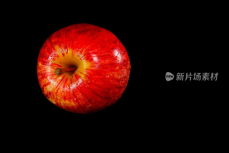 新鲜的苹果孤立在黑色背景上，近距离观察复制空间单个对象