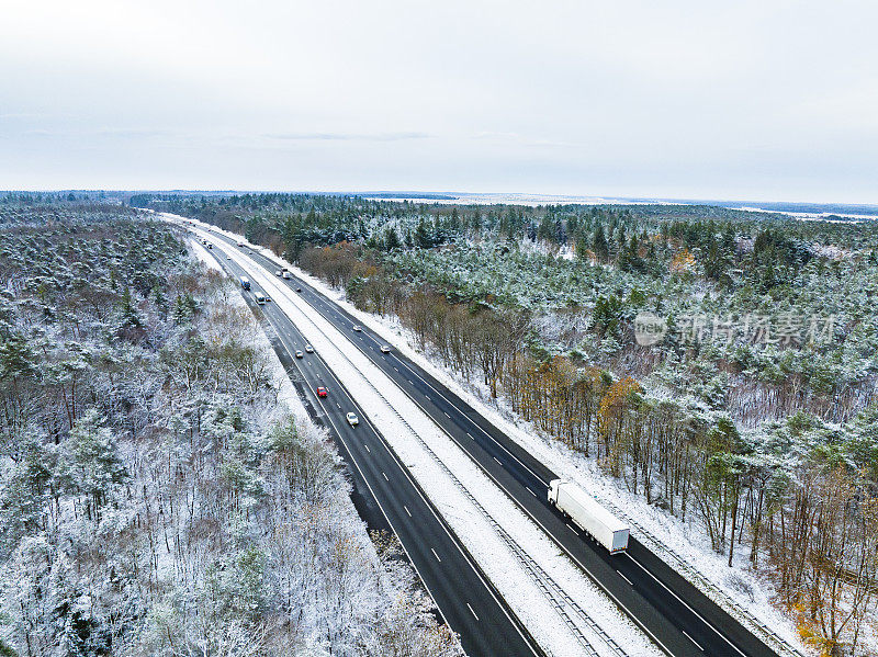 高速公路穿过雪林景观从上面看