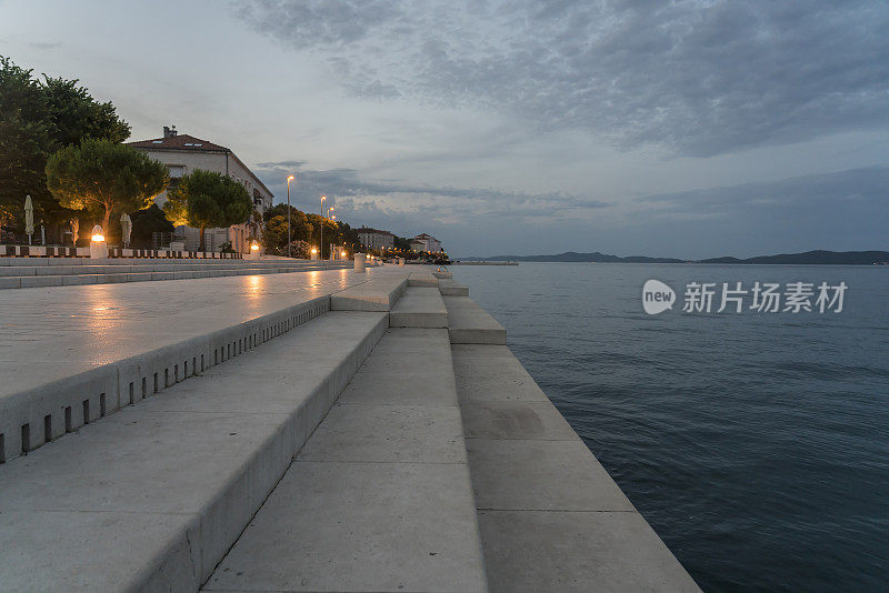 扎达尔海滨长廊的海岸线夜景